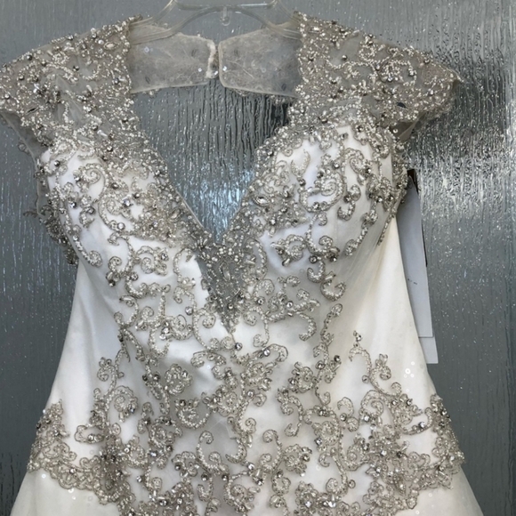 Elegant White and Gold Gown - Picture 7 of 9